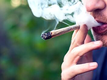 Mögliche Cannabis-Legalisierung schon jetzt in der Kritik: Polizeigewerkschaftschef wettert gegen die Pläne von Grünen und FDP.
