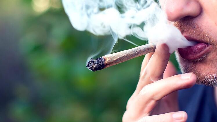 Cannabis wird oft als "seichte" Droge abgetan - dabei kann sie irreversible gesundheitliche Schäden anrichten.  Symbolbild: Aleksej - stock.adobe.com