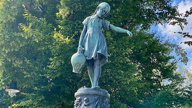 Die anmutige Wassertr&auml;gerin auf dem St&auml;dtler-Brunnen l&auml;dt zum Verweilen ein.