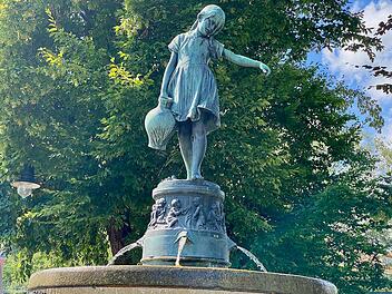 Die anmutige Wasserträgerin auf dem Städtler-Brunnen lädt zum Verweilen ein.