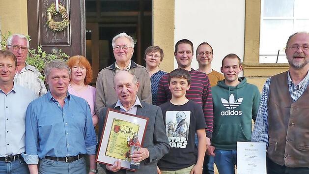 Das neue, alte Vorstandsteam freut sich auf die Aufgaben der nächsten Jahre. Helmut Schnapp (vorne, 3. v. l.) und Peter Boxdorfer (r.) wurden für ihre langjährige Treue geehrt.
