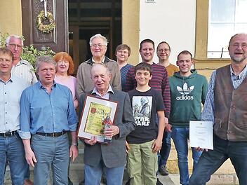 Das neue, alte Vorstandsteam freut sich auf die Aufgaben der n&auml;chsten Jahre. Helmut Schnapp (vorne, 3. v. l.) und Peter Boxdorfer (r.) wurden f&uuml;r ihre langj&auml;hrige Treue geehrt.