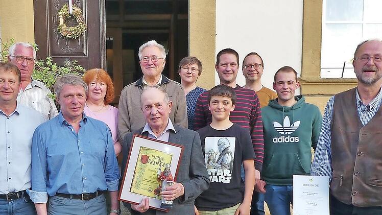 Das neue, alte Vorstandsteam freut sich auf die Aufgaben der nächsten Jahre. Helmut Schnapp (vorne, 3. v. l.) und Peter Boxdorfer (r.) wurden für ihre langjährige Treue geehrt.