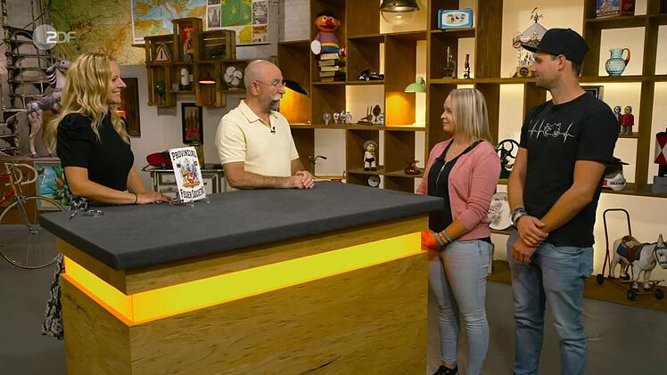 Die Verkäufer Janine und Florian (rechts) stellten ihr Objekt bei Annika Raßbach und Horst Lichter vor.