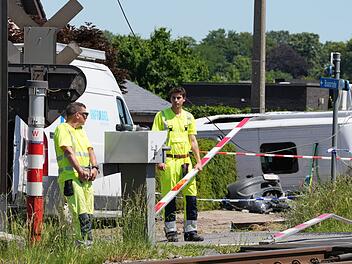 Schulbus in Belgien von Zug erfasst