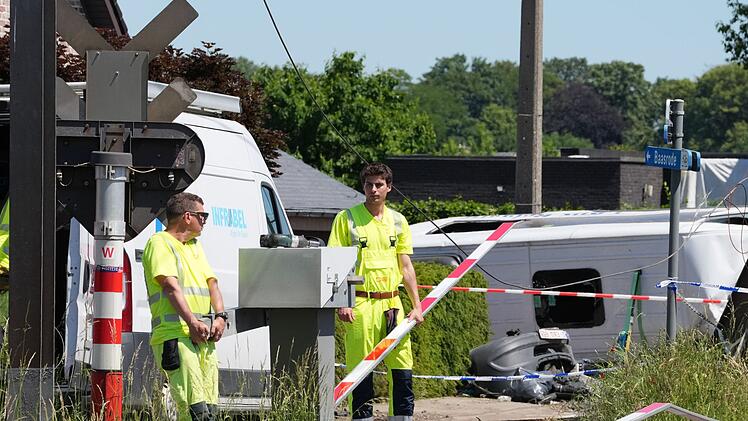 Schulbus in Belgien von Zug erfasst