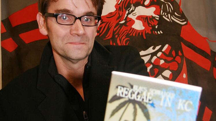 Klaus Schwaiger ist eigentlich Lehrer an der Hauptschule in Neustadt, doch in seiner Freizeit mag er es lieber aufregend und liest Thriller und Krimis. Jetzt hat er auch einen Krimi geschrieben. Foto: Sonja Adam