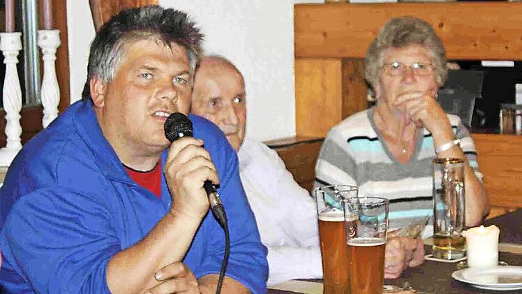 Alfred Winkler (links) wollte beispielsweise wissen, warum man als Landwirt so viel Bürokratismus über sich ergehen lassen muss.