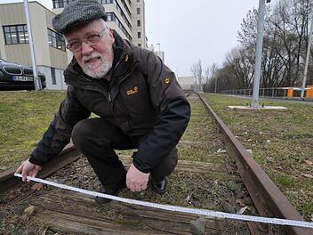 Klaus Becker zeigt mit dem Metermaß die europäische Schienenbreite von 1435 Millimetern im Bereich der noch vorhandenen Schienen auf Höhe der Firma Schaeffler. Foto: R. Meister