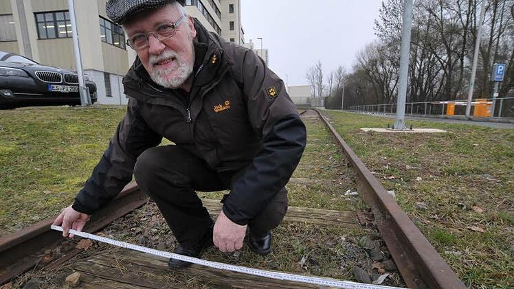 Klaus Becker zeigt mit dem Metermaß die europäische Schienenbreite von 1435 Millimetern im Bereich der noch vorhandenen Schienen auf Höhe der Firma Schaeffler. Foto: R. Meister