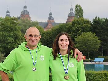 Medaillen für Vater und Tochter: Schwimmabteilungsleiter Michael Deichsel (links) gewann bei der Bayerischen Meisterschaft in Aschaffenburg Silber, Tochter Theresa Silber und Gold. Foto: privat
