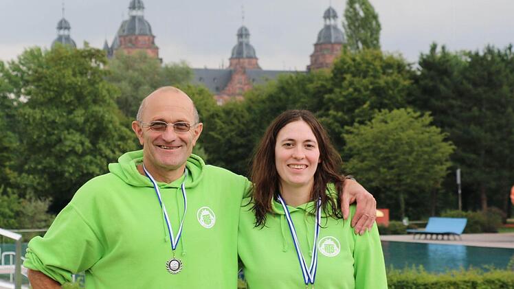 Medaillen für Vater und Tochter: Schwimmabteilungsleiter Michael Deichsel (links) gewann bei der Bayerischen Meisterschaft in Aschaffenburg Silber, Tochter Theresa Silber und Gold. Foto: privat
