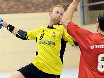 Ingo Filp (li.) war zusammen mit Spielertrainer Davor Petko bester Schütze des HV Herzogenaurach. Vier seiner sieben Treffer gegen SV Buckenhofen II erzielte er per Siebenmeter. Fotos: herzopress