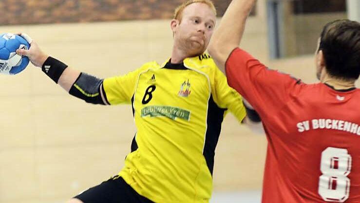 Ingo Filp (li.) war zusammen mit Spielertrainer Davor Petko bester Schütze des HV Herzogenaurach. Vier seiner sieben Treffer gegen SV Buckenhofen II erzielte er per Siebenmeter. Fotos: herzopress