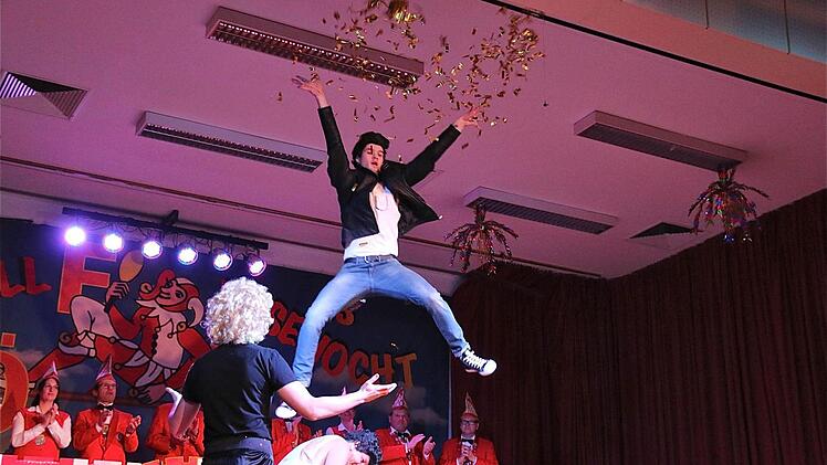 Mit akrobatischen Einlagen begeisterte das HellsÖwer-Männerballett im Musical "Grease".Foto: Gerd Schaar