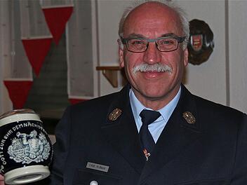 Dass Herbert Beck die Achtung und Zuneigung seiner Kameraden hat, bewies der Ehrenkrug, der ihm überreicht wurde. Foto: Gerd Schaar