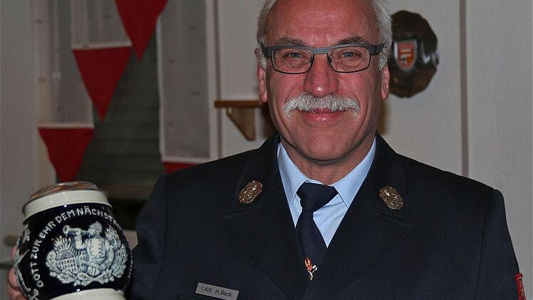 Dass Herbert Beck die Achtung und Zuneigung seiner Kameraden hat, bewies der Ehrenkrug, der ihm überreicht wurde. Foto: Gerd Schaar