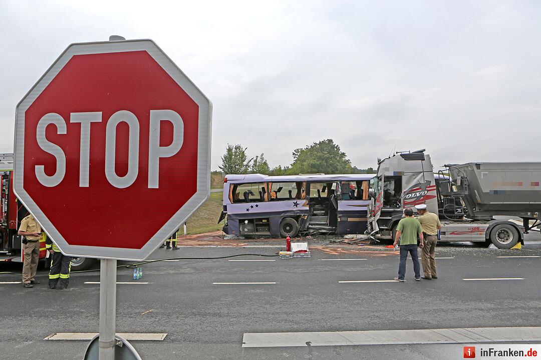 Lastwagen und Schulbus kollidieren: 21 Verletzte