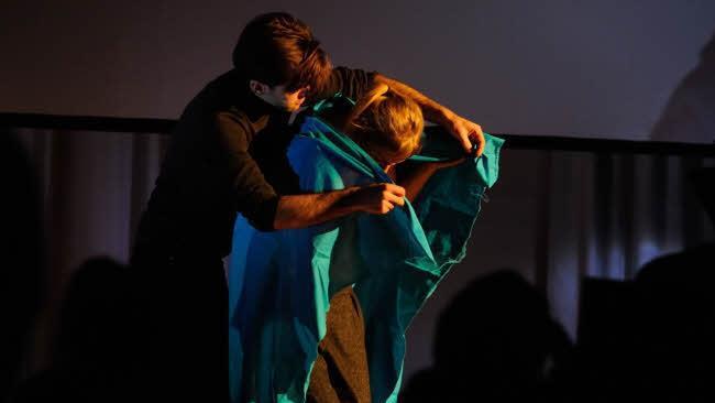 Einen Auszug aus der Performance sahen Besucher der Kurzfilmtage. Am 26. Februar gibt's die gesamte Improvisation erstmals in der Alten Seilerei zu sehen. Foto: Guido Apel