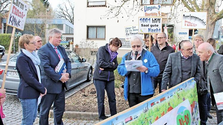 Für eine Ortsdurchfahrt protestierten Bürger aus Saal an der Saale bei einer Veranstaltung der SPD-Bundestagsfraktion zum Bundesverkehrswegeplan in Münnerstadt. Foto: Diter Britz