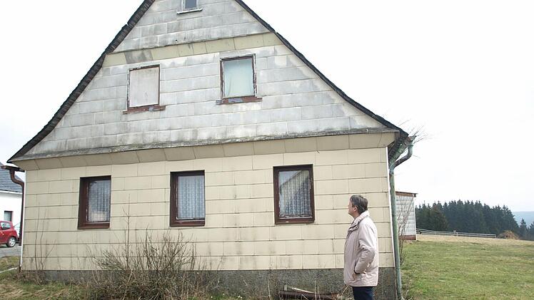 Dieses alte leer stehende Gebäude wird dem neuen Gemeinschaftshaus in Schlegelshaid weichen. Foto: Susanne Deuerling