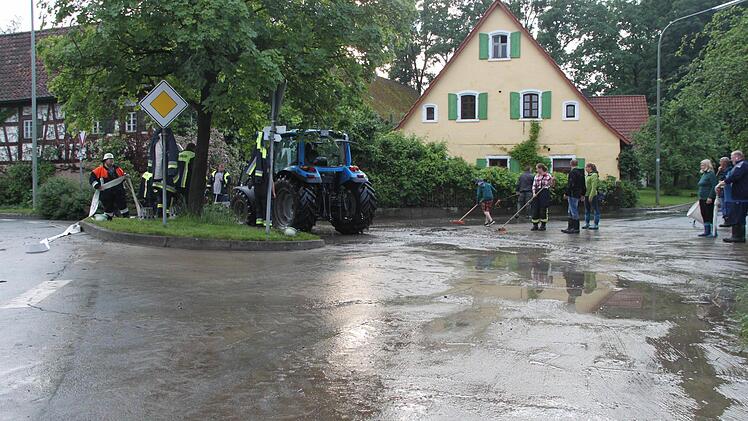 Nach dem Starkregen: Die Ortsdurchfahrt in Schlömen musste am Montagabend von der Feuerwehr gesperrt werden. Foto: Dagmar Besand