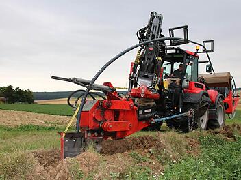 Benjamin Risch pflügt das Lehrrohr für das Glasfaserkabel ein. Foto: Ralf Ruppert