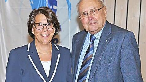 Professor Monika Reuss-Bors mit dem Bezirksvorsitzenden der Senioren-Union, Eduard Lintner. Foto: Dieter Britz