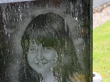 Ein ungewöhnlicher Stein ziert das Grab der kleinen Vanessa auf dem Lanzendorfer Friedhof. Hier fand die Achtjährige, die 2014 nach einem Badeunfall in Himmelkron starb, ihre letzte Ruhe. Foto: Jochen Nützel