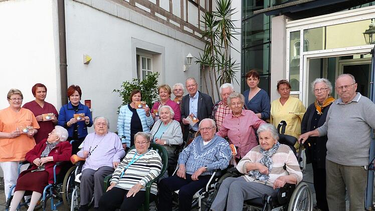 Mit einer Karte und einer kleinen Aufmerksamkeit würdigte der Seniorenbeirat der Stadt Kulmbach die Arbeit der Pflegekräfte in den Senioreneinrichtungen und am Klinikum. Unser Bild entstand im Bürgerhospital.