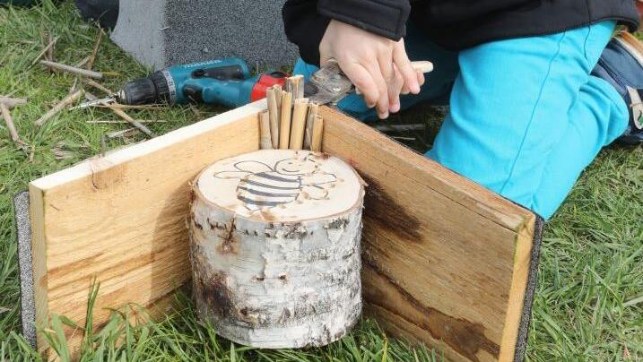 Oben noch etwas Schilf oder Bambusrohr unters Dach - das sind ideLuxusappartements. Foto: Barbara Herbst