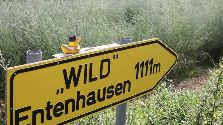 Hinweisschild am Straßenrand auf die Entenfarm: Freunde haben es der Familie Wild geschenkt. Foto: Barbara Herbst