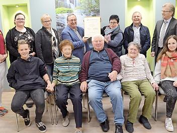 Schulpatenschaft per Urkunde besiegelt: Vorne Hand in Hand Schüler und Senioren; hinten v. l. Constanze Fehn, Magdalena Stauch (Schülerin), Karla Förtsch (Fachlehrerin), Rektor Reinhard Horn, Elisabeth Baierlein, Bernd Baierlein, Bürgermeister Rainer Detsch. Foto: Karl-Heinz Hofmann