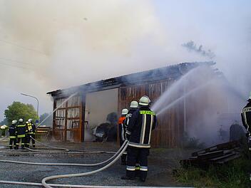 Die Feuerwehren beim Löschen des Scheunenbrandes. Foto: Marco Meißner