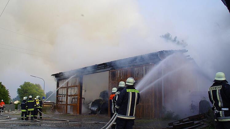 Die Feuerwehren beim Löschen des Scheunenbrandes. Foto: Marco Meißner