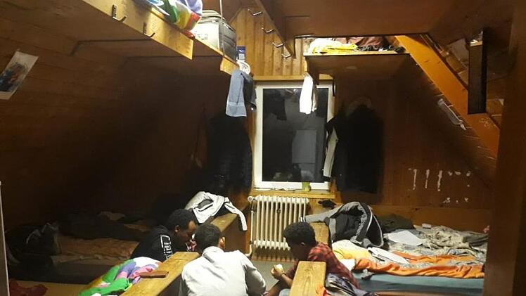 In dem Dachgeschosszimmer der Gemeinschaftsunterkunft in Demmelsdorf leben vier anerkannte Gefl&uuml;chtete aus Eritrea. Sie und der Helferkreis bem&auml;ngeln mehrere Missst&auml;nde.  Fotos: privat