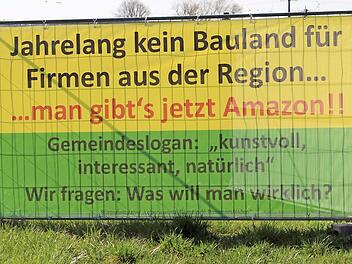 Transparent der Bürgerinitiative gegen die Amazon-Ansiedlung zwischen Oberndorf und Weiher  Foto: Evi Seeger