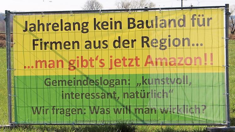 Transparent der Bürgerinitiative gegen die Amazon-Ansiedlung zwischen Oberndorf und Weiher  Foto: Evi Seeger