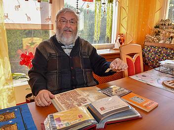 Franz Ullmann kennt sich mit Briefmarken bestens aus. Fotos: Ronald Rinklef