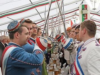 Eng an eng stehen ohne Maske: Das gehört beim Kommersabend im Rahmen des Pfingstkongresses zum Ritual. Heuer fällt jedoch alles aus. Foto: Simone Bastian/CT-Archiv