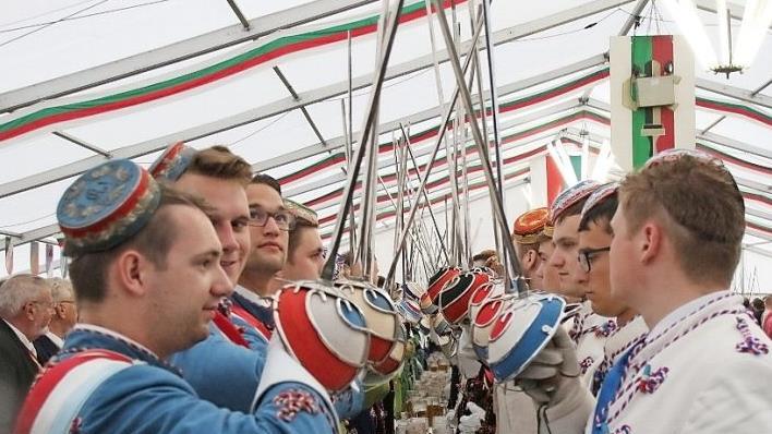 Eng an eng stehen ohne Maske: Das gehört beim Kommersabend im Rahmen des Pfingstkongresses zum Ritual. Heuer fällt jedoch alles aus. Foto: Simone Bastian/CT-Archiv