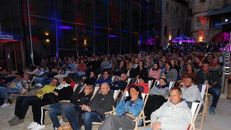 In einer traumhaften Kulisse findet im Thurnauer Schlosshof das Open-Air-Kino statt.