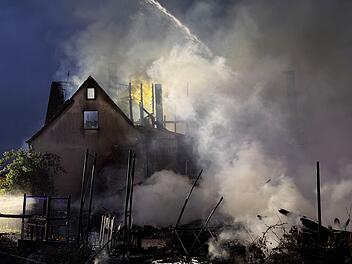 Gewaltiger Großbrand im Nürnberger Land - 78-Jähriger verletzt