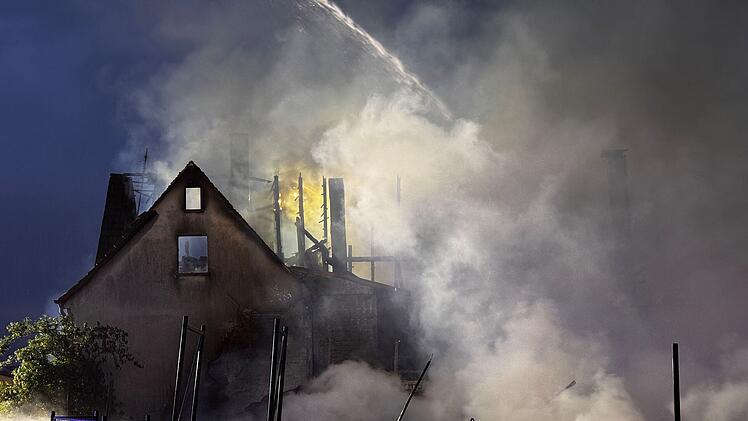 Gewaltiger Gro&szlig;brand im N&uuml;rnberger Land - 78-J&auml;hriger verletzt