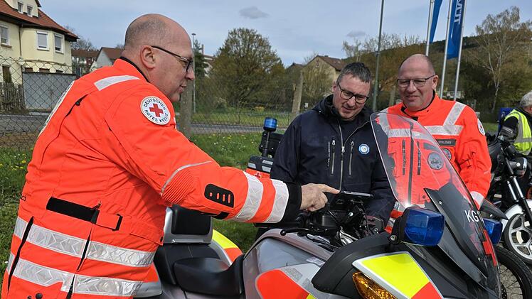 BRK-Motorradstaffel: Armin Stelzner (rechts) und Kenyon De Haney (links) von der BRK-Motorradstaffel im Gespr&auml;ch mit T&Uuml;V-Pr&uuml;fer Alex Rohner.