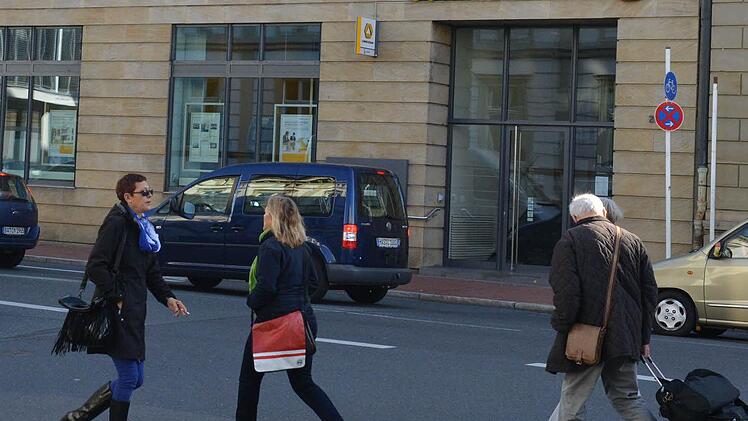 Die Commerzbank in der Willy-Lessing-Straße schnitt bei einem Vergleich der Dispokreditbedingungen  unter neun befragten Banken in Bamberg am schlechtesten ab. Dort müssen Kunden 13,24 Prozent zahlen.  Foto: Ronald Rinklef