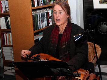 Ulrike Bergmann mit ihrer Bassdrehleier war Gast in Adelsdorf.  Foto: Johanna Blum