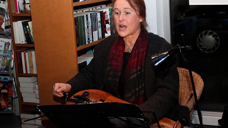 Ulrike Bergmann mit ihrer Bassdrehleier war Gast in Adelsdorf.  Foto: Johanna Blum
