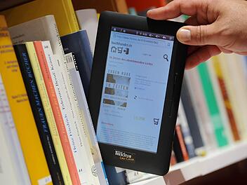 Egal ob digital oder traditionell auf Papier: Lesen ist eine wundervolle Erfahrung. Foto: Arne Dedert/dpa/Archiv