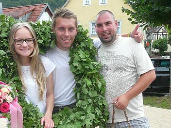 Die Sieger Rabea Putz und Michael Helm (2.v.l.) freuen sich mit Timo Steeger. Foto: Pöhlmann